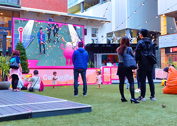 running-boards-experiential-digital-screen-15-3-600x430px