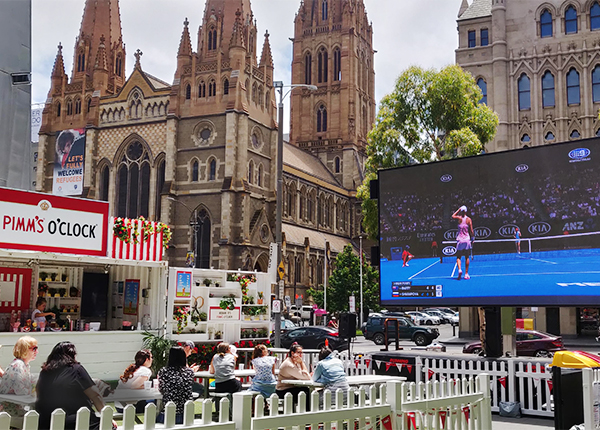running-boards-experiential-digital-screen-15-4-600x430px