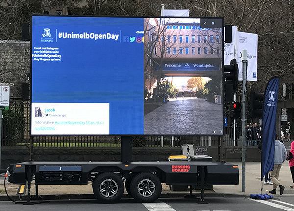 running-boards-experiential-digital-screen-15-6-600x430px